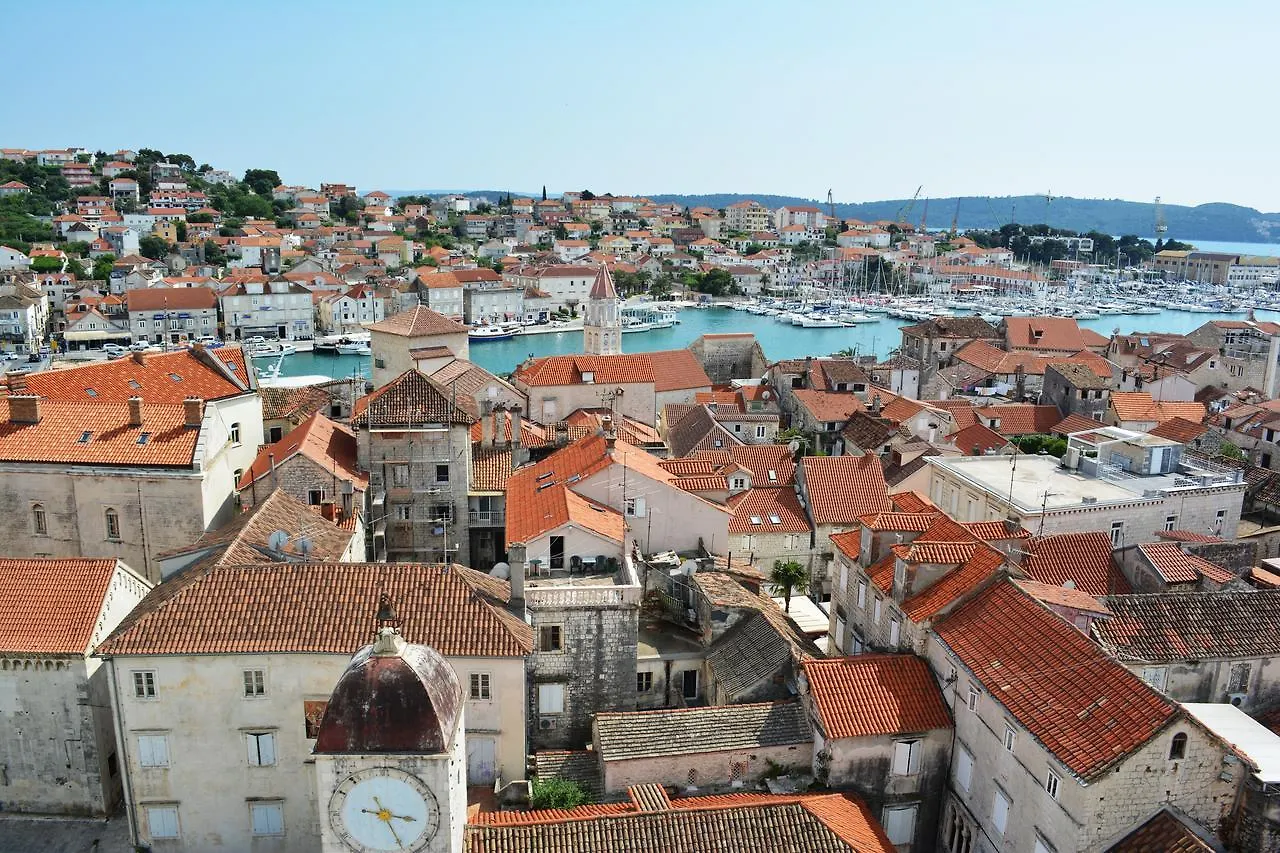 Apartments Curic Trogir 0*,