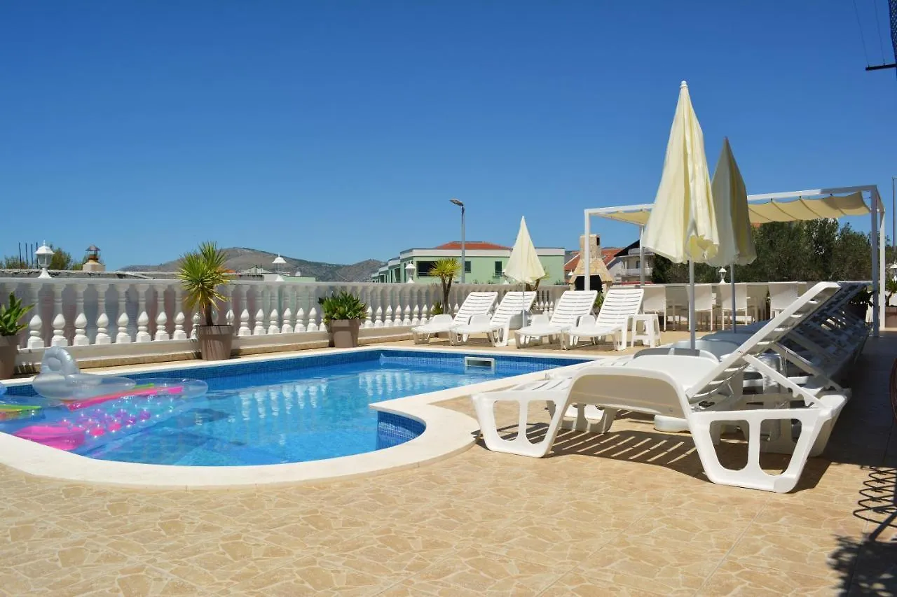 טרוגיר Apartments Curic