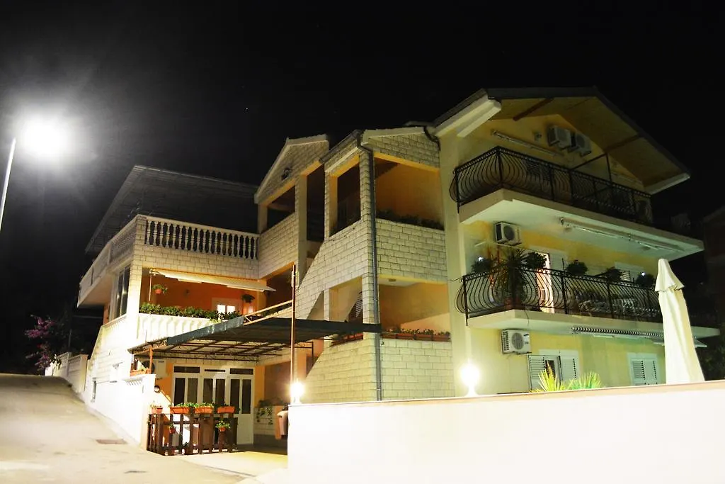 טרוגיר Apartments Curic